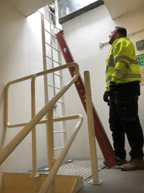 Access to the roof through hatch